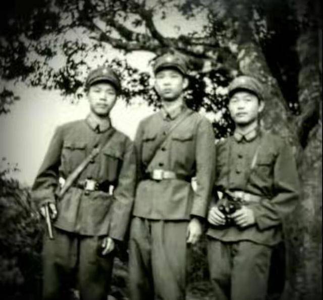 军区司令员杜义德正在办公，门岗说有老乡找，将军思量：他是谁？