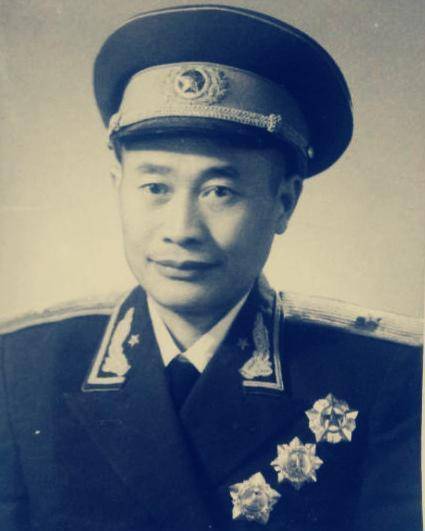 军区司令员贺庆积在火车站接人时遭歹徒碰瓷,将军说:你胆可真大_参谋