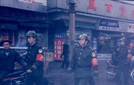 他是《征服》中的神秘大哥,原型更为猖狂,28岁被特警一枪毙命_李建起