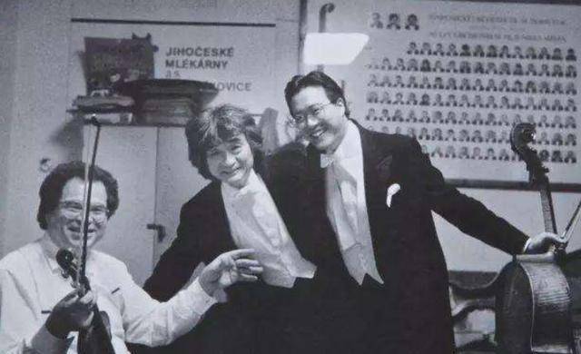 作为日本人, 世界级大师小泽征尔, 为何将母亲骨灰埋在北京四合院?