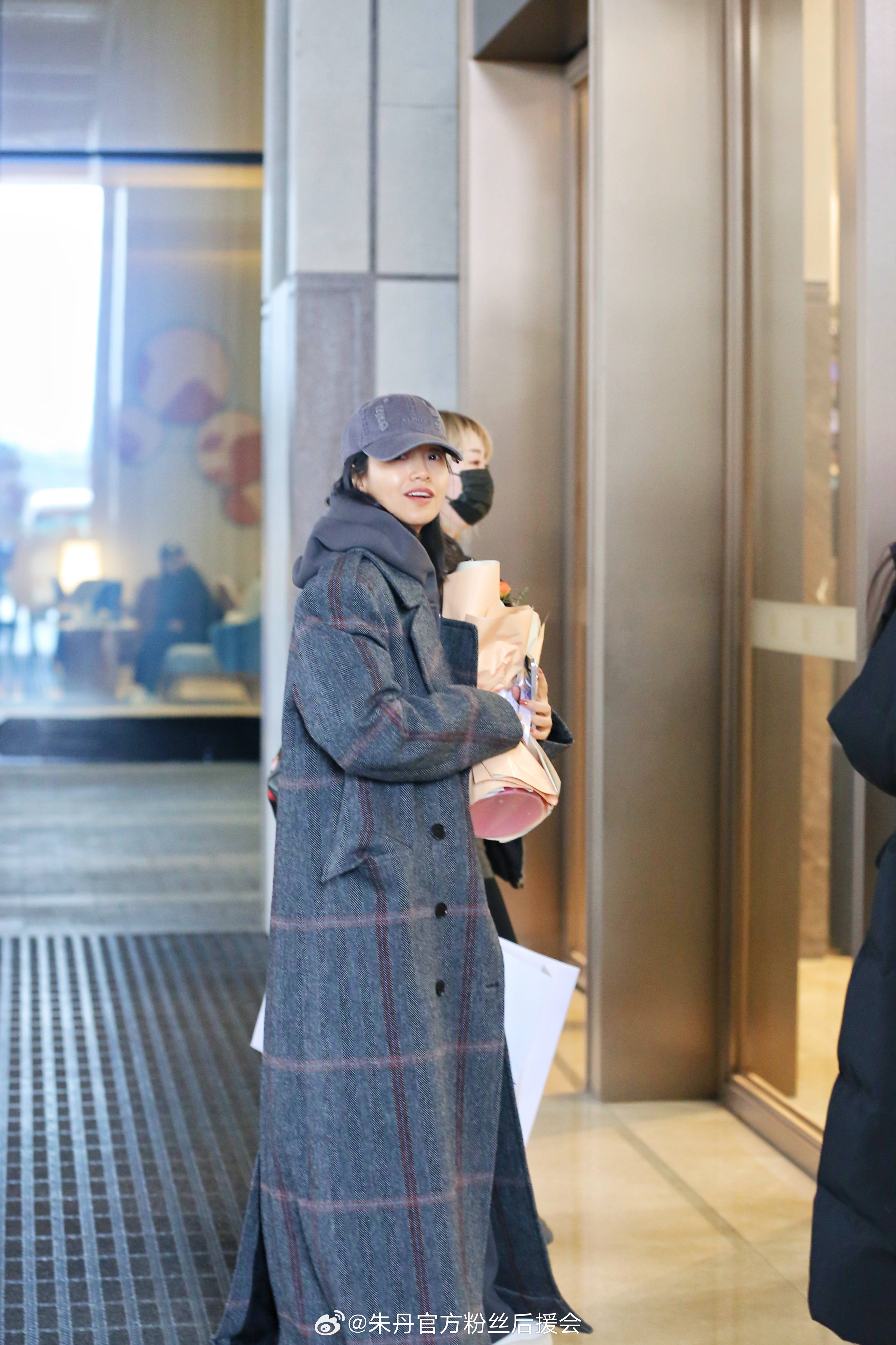 43岁柳岩藏起事业线,35岁辣妈苗苗露细腰,浪姐上班装真迷人_黑色_姐姐