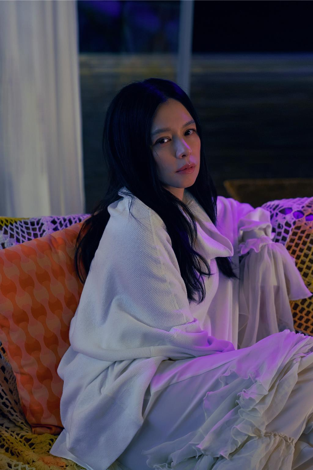 徐若瑄打破形象突破极限,新单曲《不爱自己现在的样子》mv引人入胜