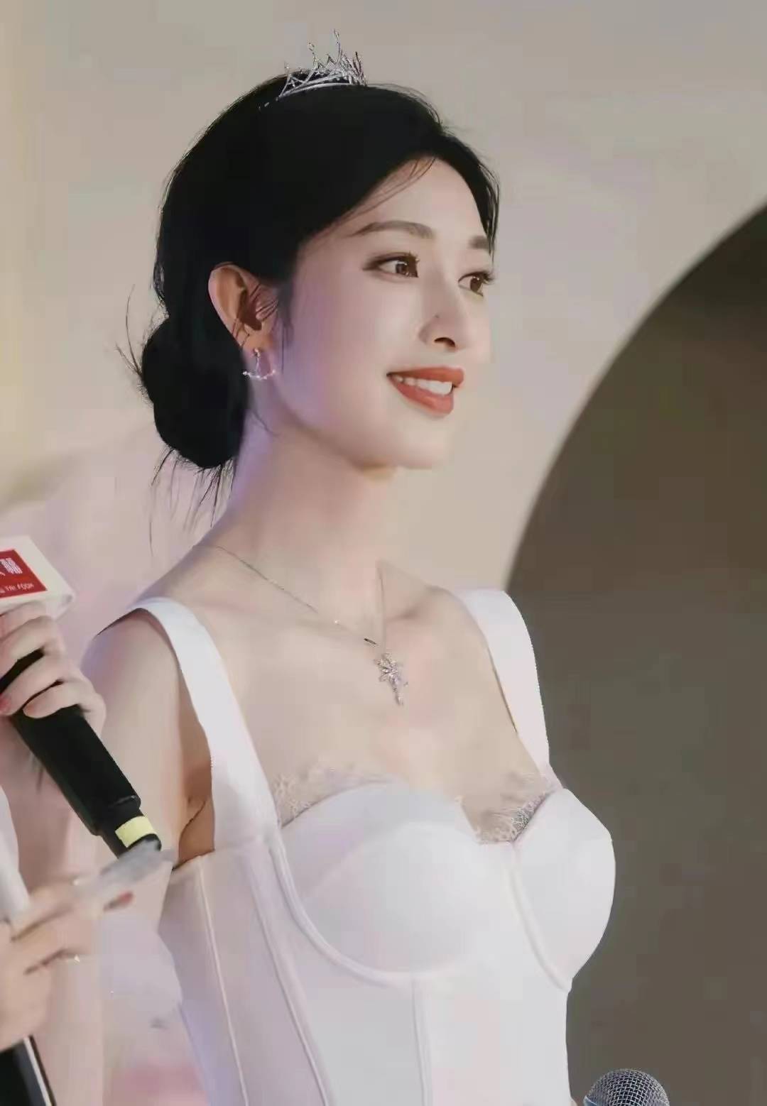 原创张俪36岁再登热搜一袭白裙风情万种网友这才是冻龄真谛