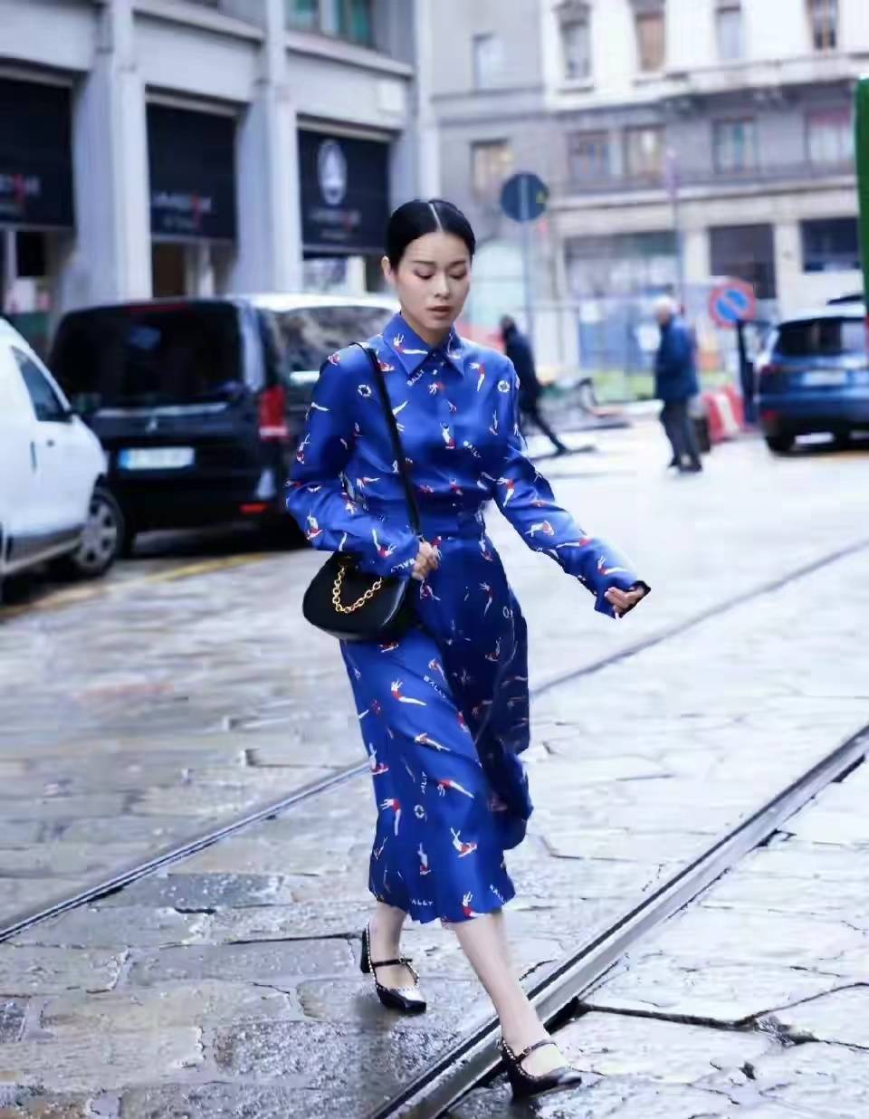 胡杏儿知性街拍新风尚,海蓝印花配裙装,简约黑包点亮全场!
