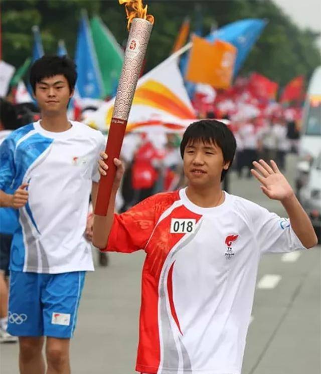 当年汶川地震中的两位小英雄, 后来如何?
