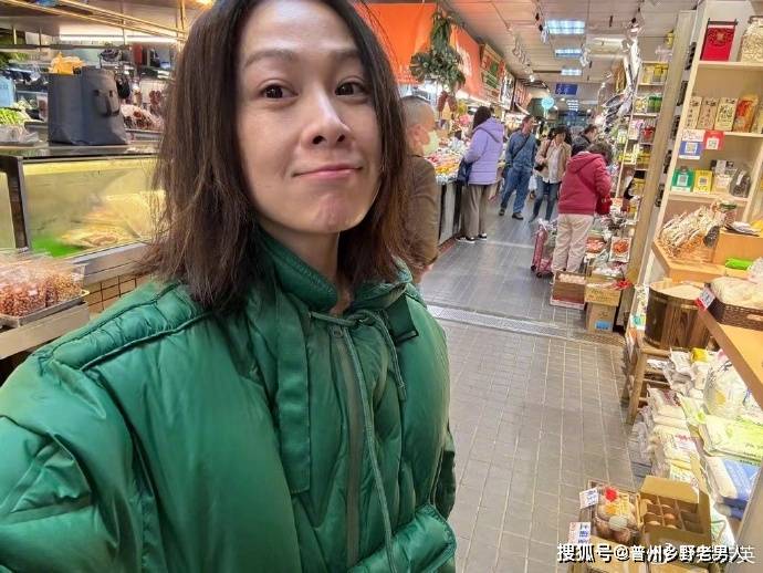 刘若英素颜逛菜市场,皮肤状态真实,笑容灿烂,自然美令人动容!