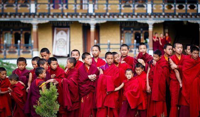 不丹是独立国家,为何国王出访他国,还必须要得到印度政府的批准_锡金