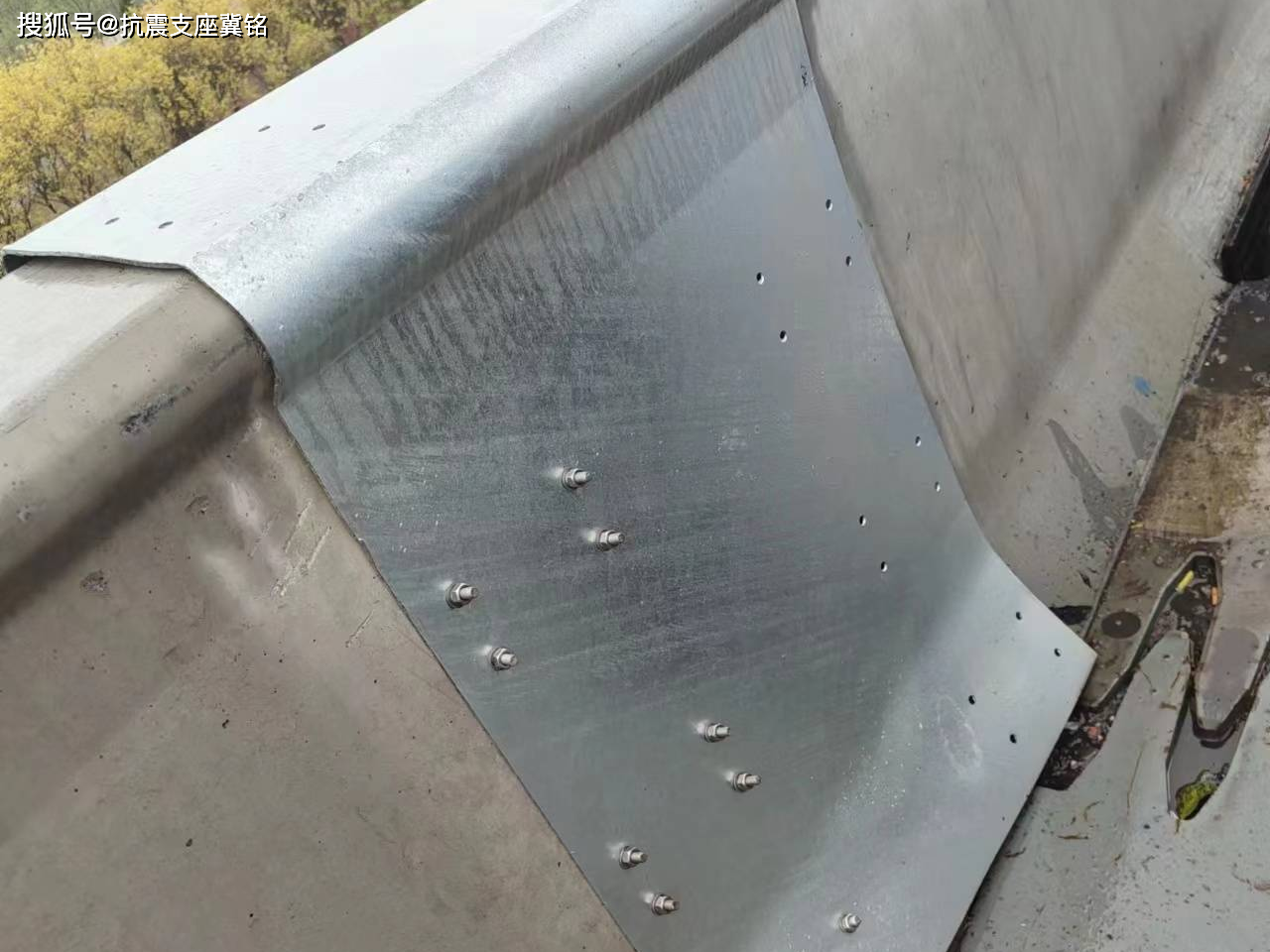 桥梁伸缩缝钢遮板a高速公路桥梁防撞墙护栏挡板201不锈钢伸缩缝钢遮板