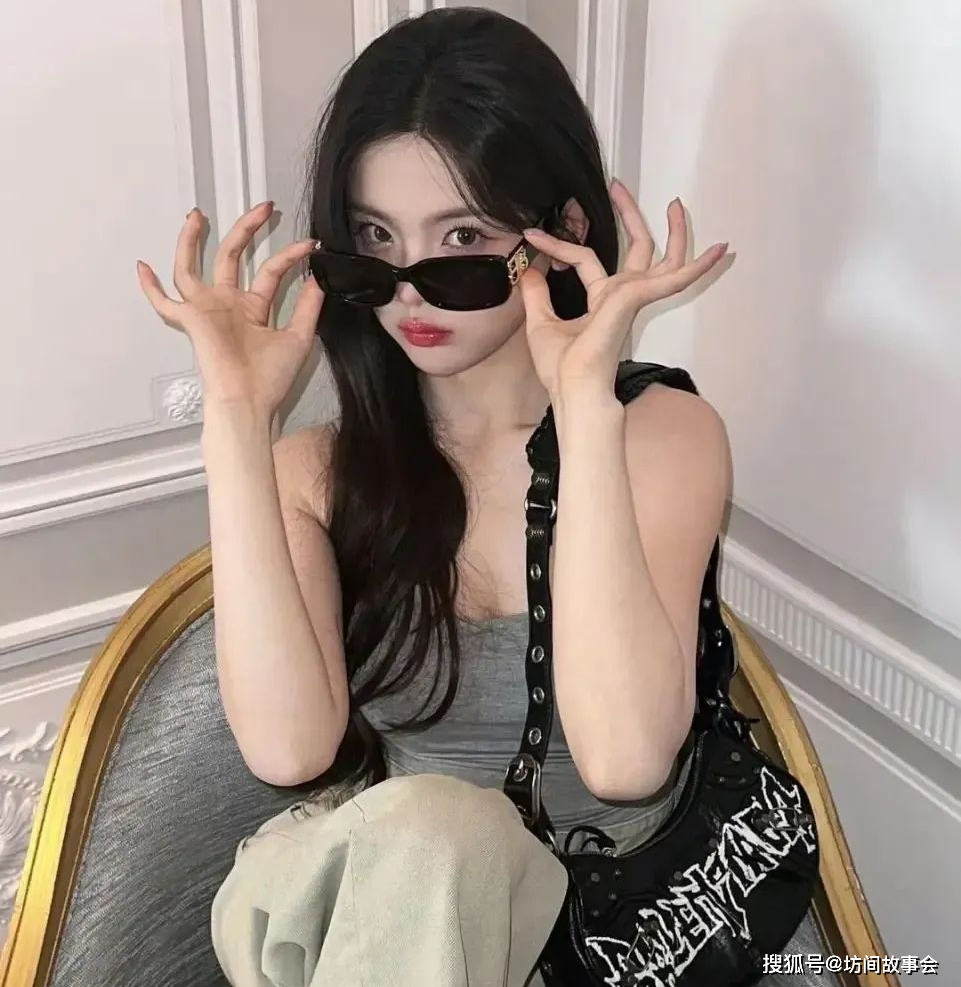 原创杨超越晒灰色吊带辣妹风随拍身材姣好清纯性感