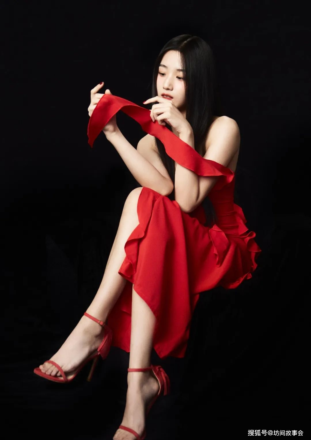 原创卢昱晓烈焰红裙修长美腿黄金身材比例