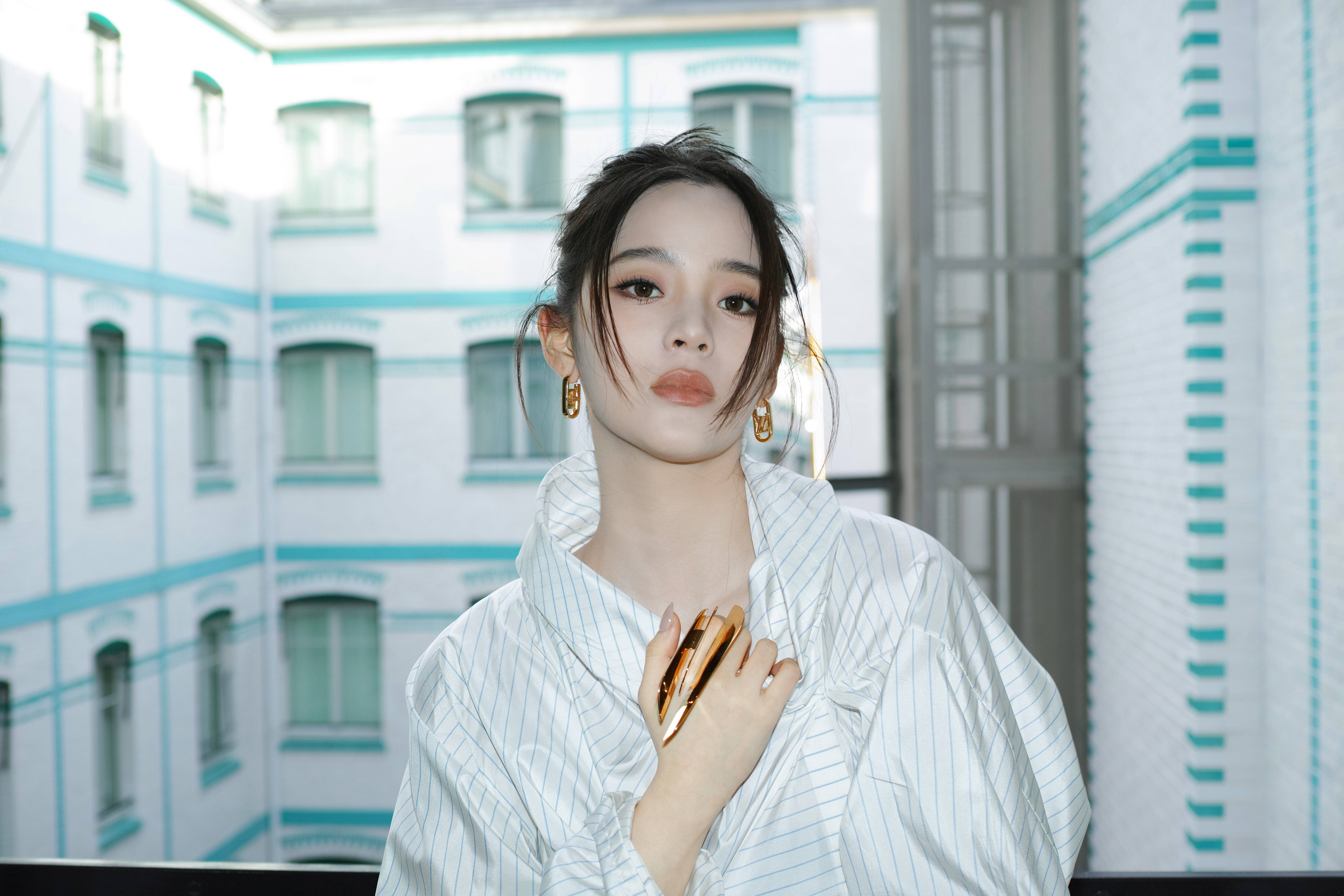 欧阳娜娜身穿白色衬衫大气明艳 低头挽发温柔可人-搜狐大视野-搜狐新闻