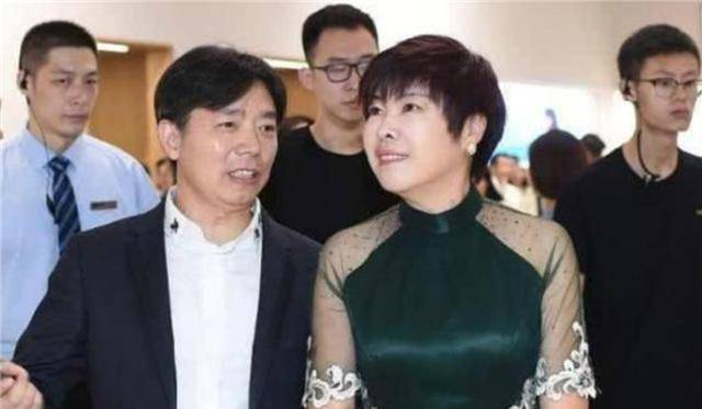 原创还记得那个被轰下台的于丹吗在跌落神坛的日子里丈夫不离不弃