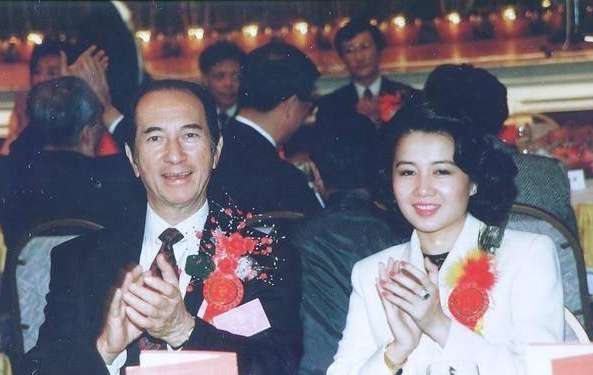 有知情人士透露,事实上娶梁安琪入门,不过是何鸿燊在晚年时候为了巩固