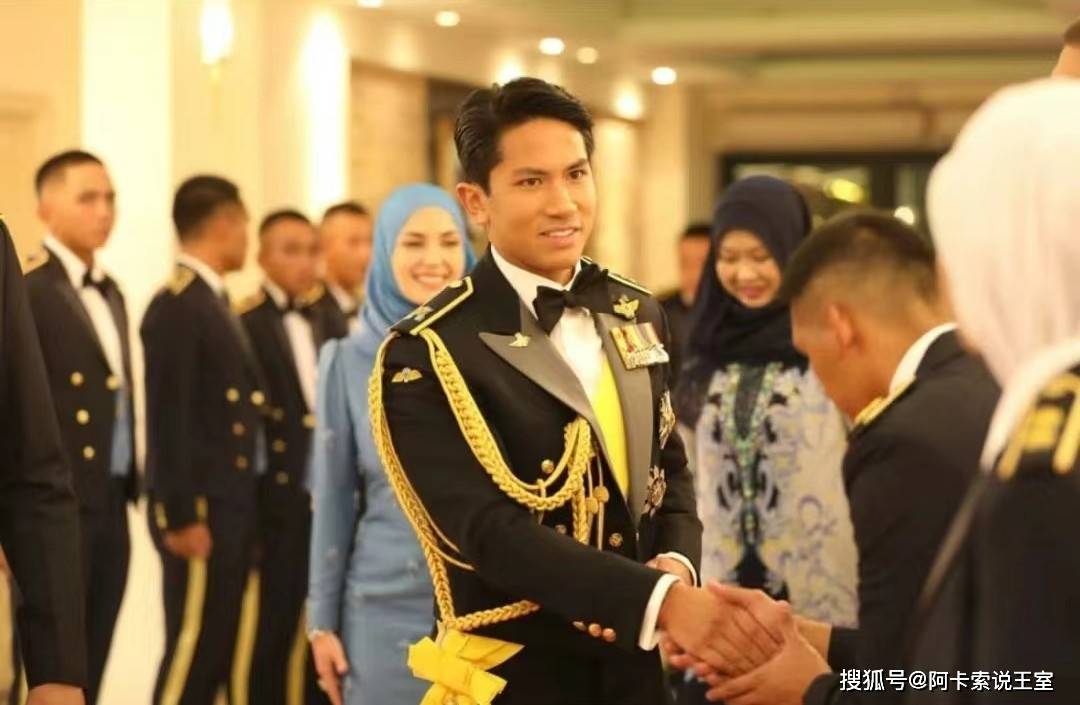 原创文莱马丁王子参加皇家空军晚宴阿妮莎雾霾蓝色礼服惊艳四座成王室