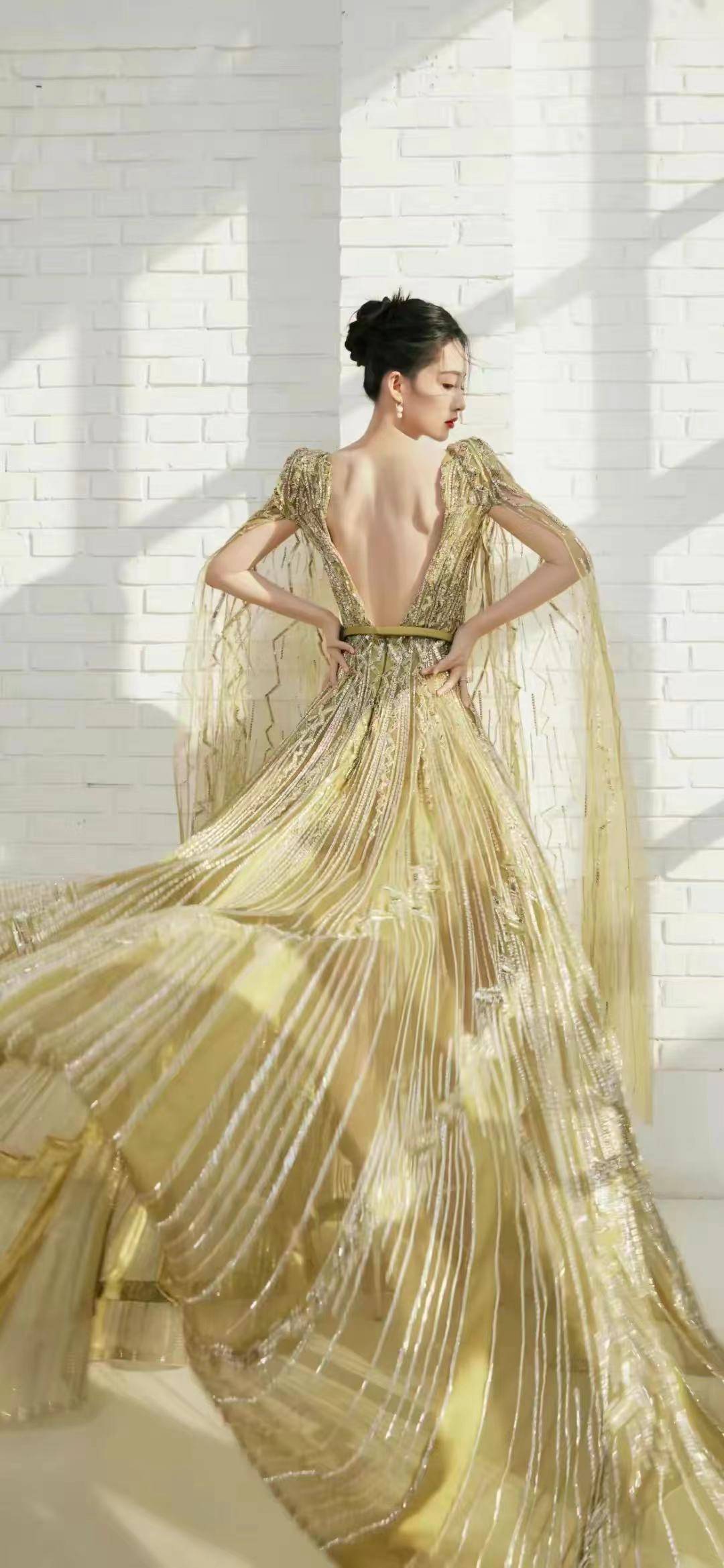 原创李沁惊艳亮相深v领金色礼服展现性感魅力璀璨如星光闪耀全场