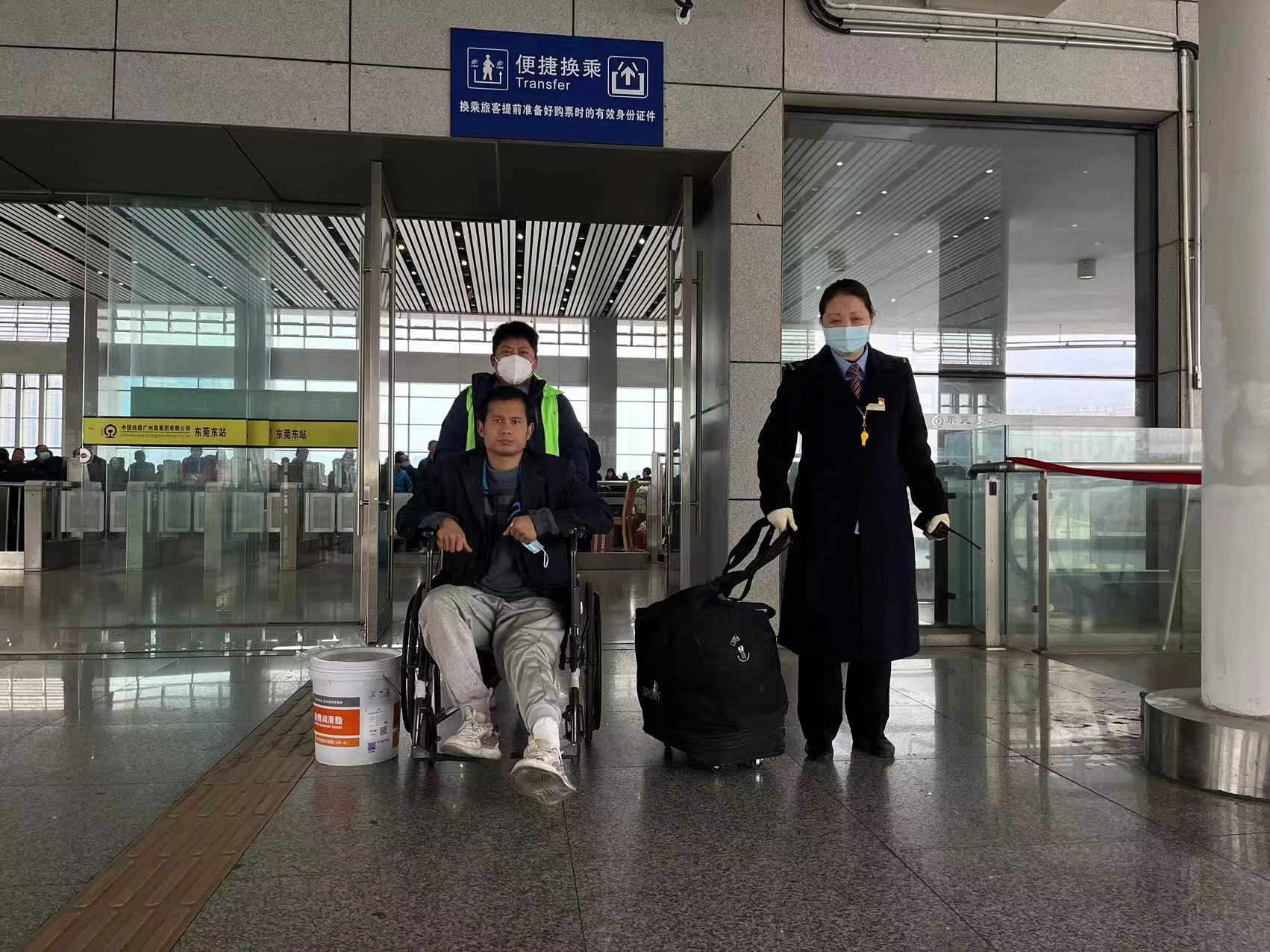 全心全意服务旅客 雷锋精神闪耀东莞东站_客运_一个人_风景线