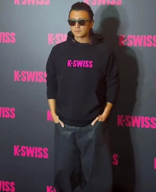 在采访环节,谢霆锋作为品牌代言人为该品牌做宣传,聊到了自己近年来的