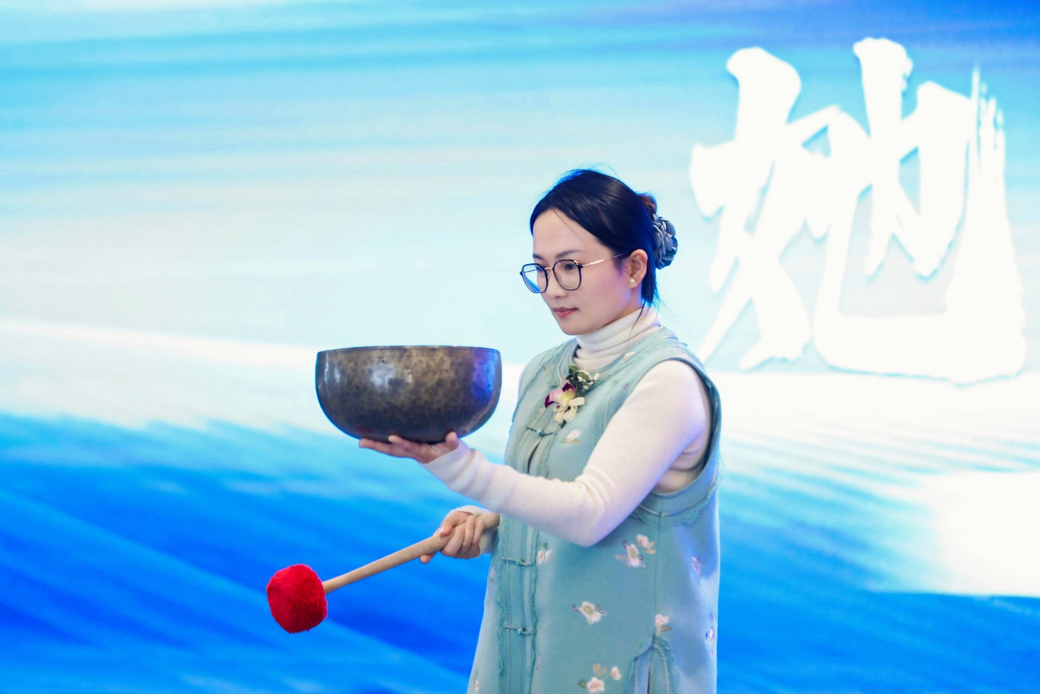 的催眠疗愈师朱水清女士为与会嘉宾带来了一场直抵灵魂的颂钵冥想,她
