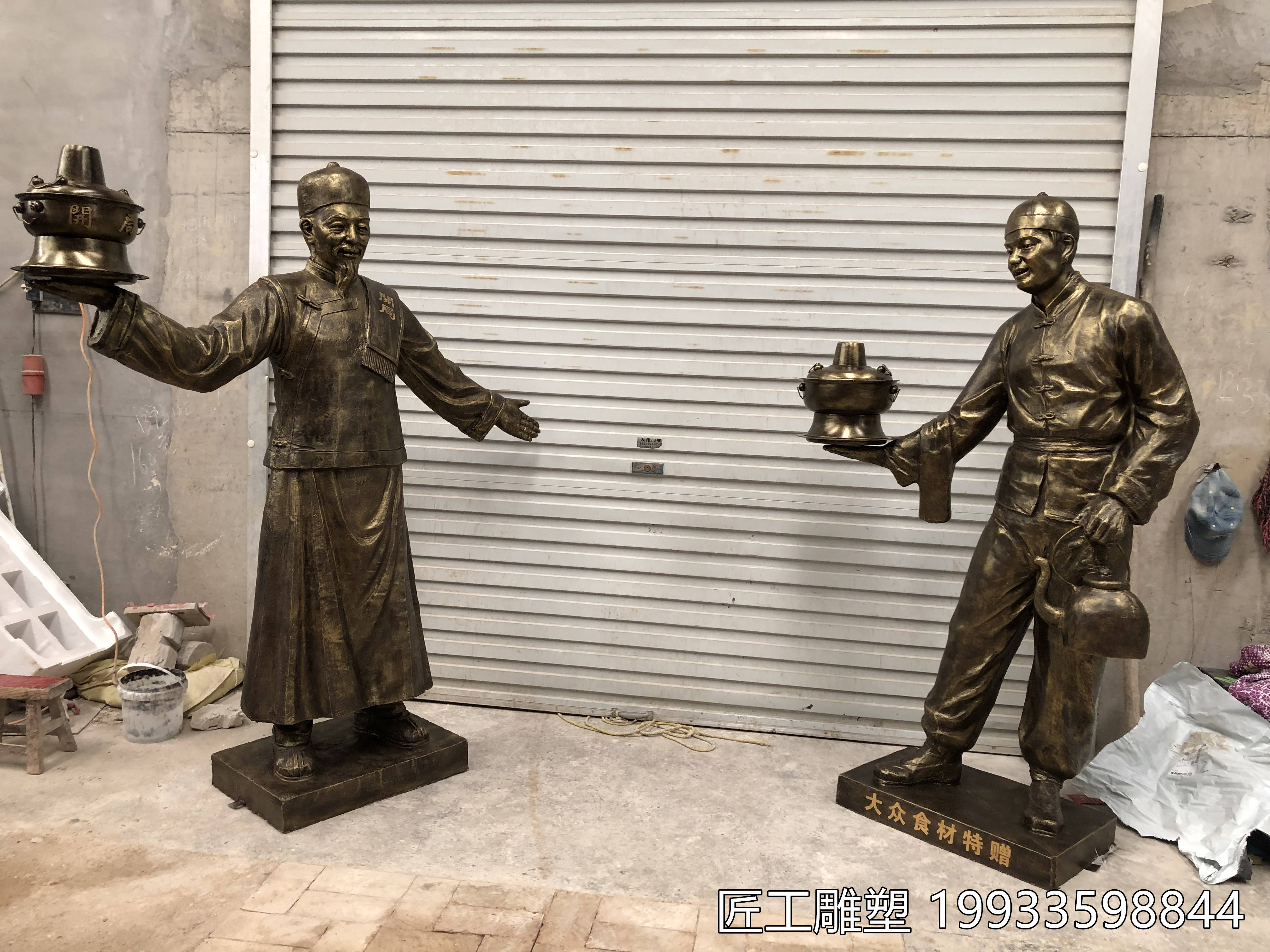 人物装饰摆件雕塑在造型设计上,玻璃钢仿铜迎宾店小二雕塑注重人物