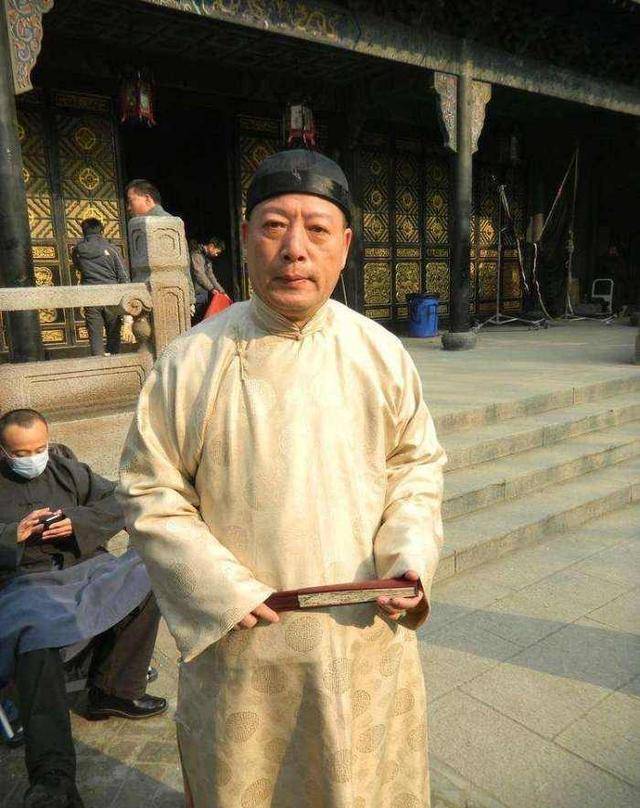 上海滩叱诧风云的黄金荣,晚年为何在"上海大世界"门口扫大街?