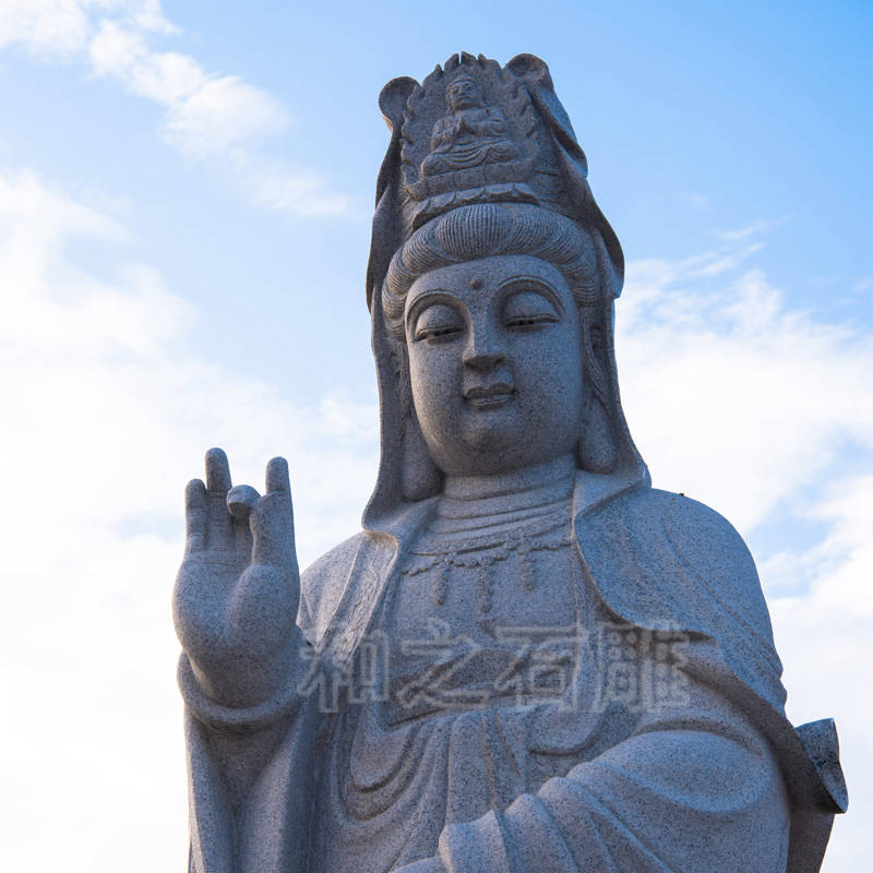 在雕刻过程中,石雕工匠们特别注重观音菩萨面部表情的刻画,严格按照"