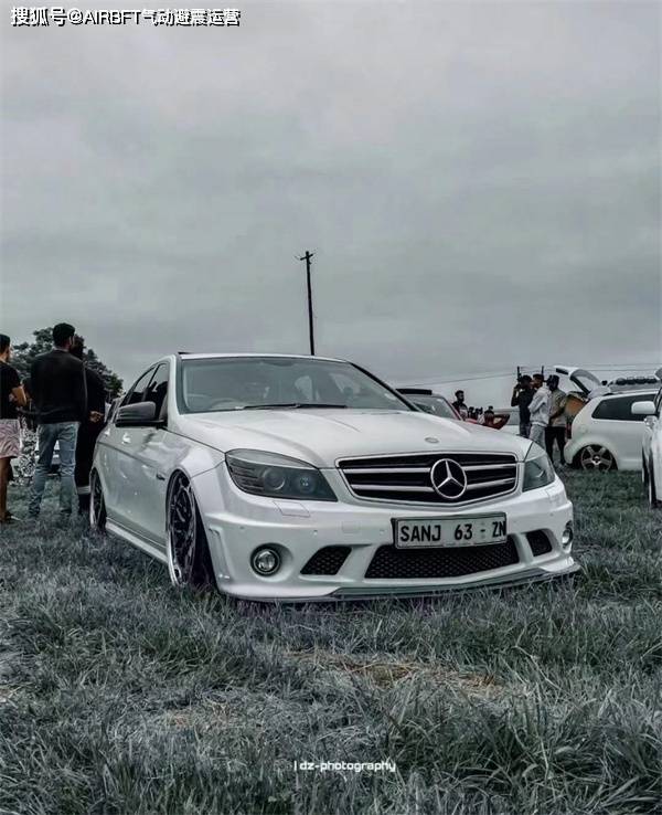 奔驰c63是一款高性能车型,采用了0升双涡轮增压v8发动机,发动机具有