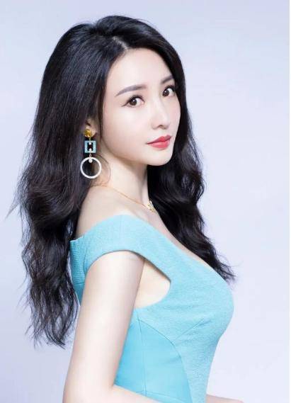 在光与影的交错中,柳岩展示女性的力量与美丽_方式_故事_表情