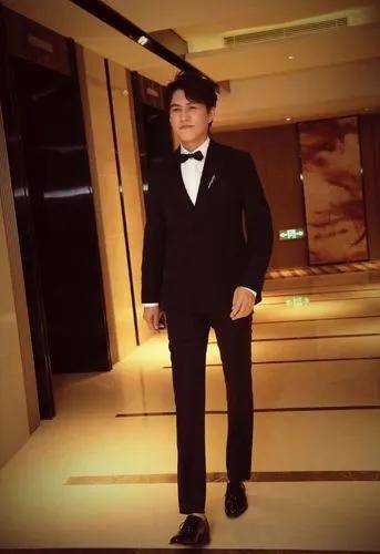 靳东佩戴眼镜彰显沉稳智慧,独特魅力引领娱乐圈新风尚