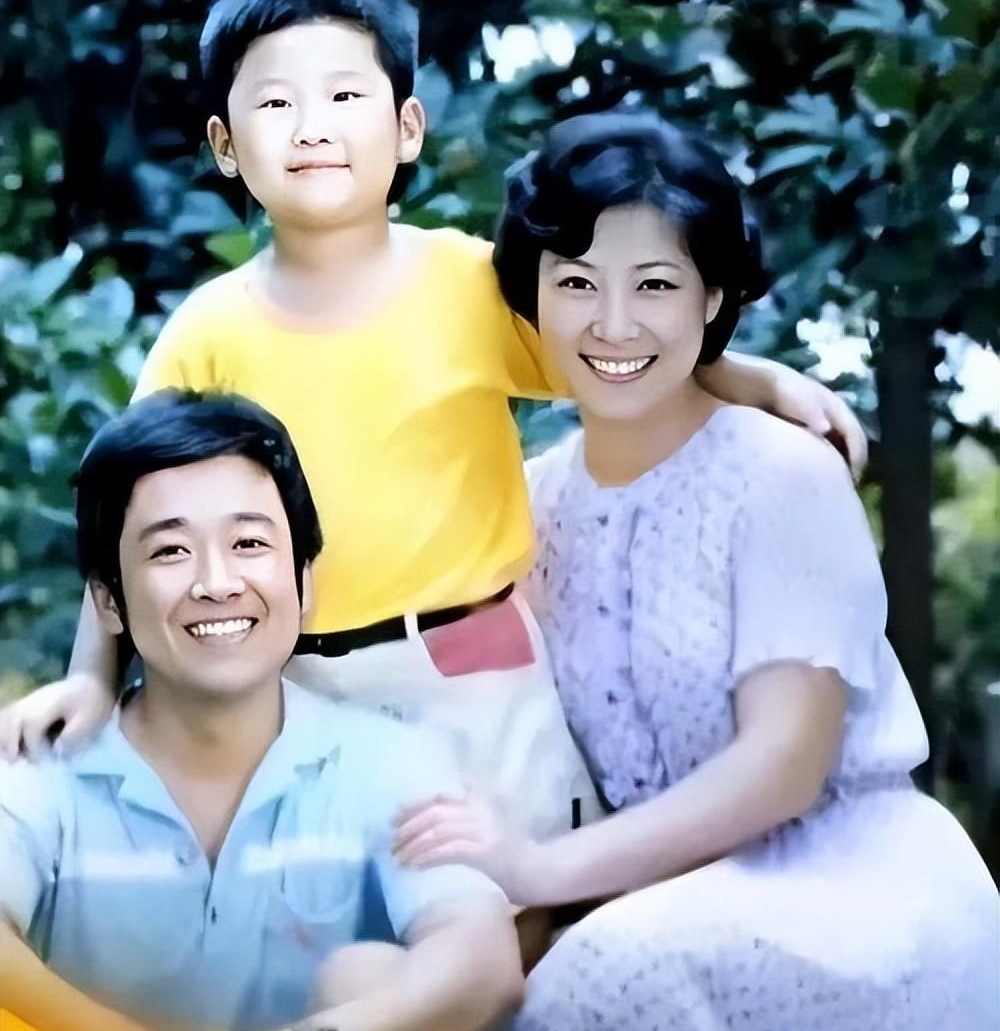 演员王骁:40岁走红,娶平凡妻子生一女,是母亲王馥荔的骄傲