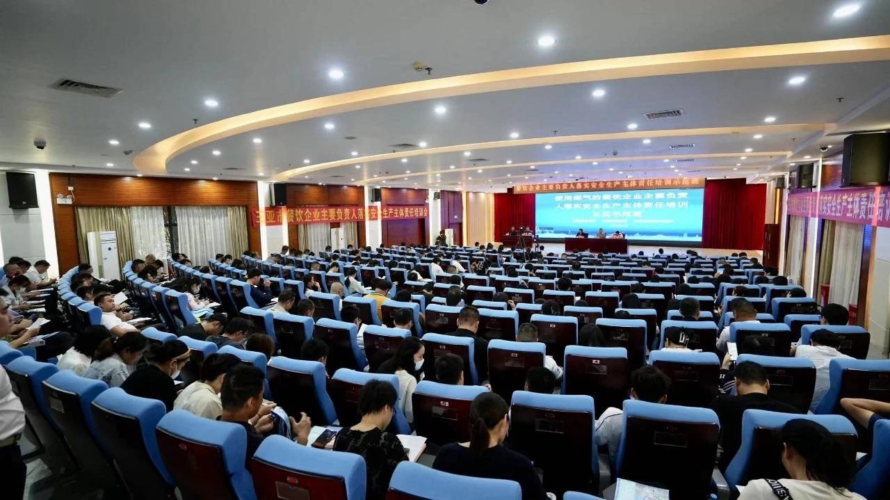 培训班通过观看警示教育片,模拟演练,案例分析等形式,就餐饮经营场所