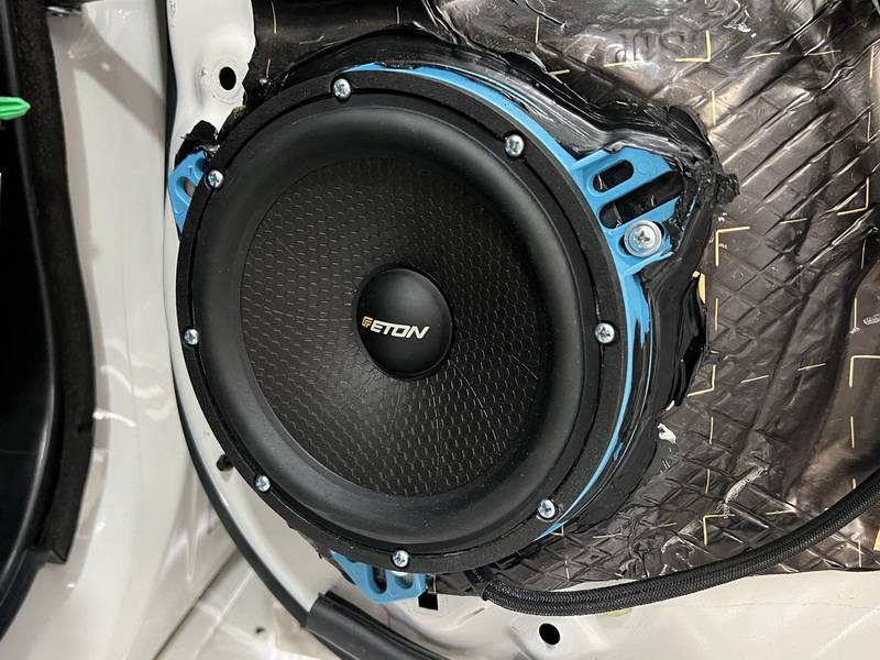 出其应有的效果,技师为前后声场,各添加了一台德国喜力士 c four功放