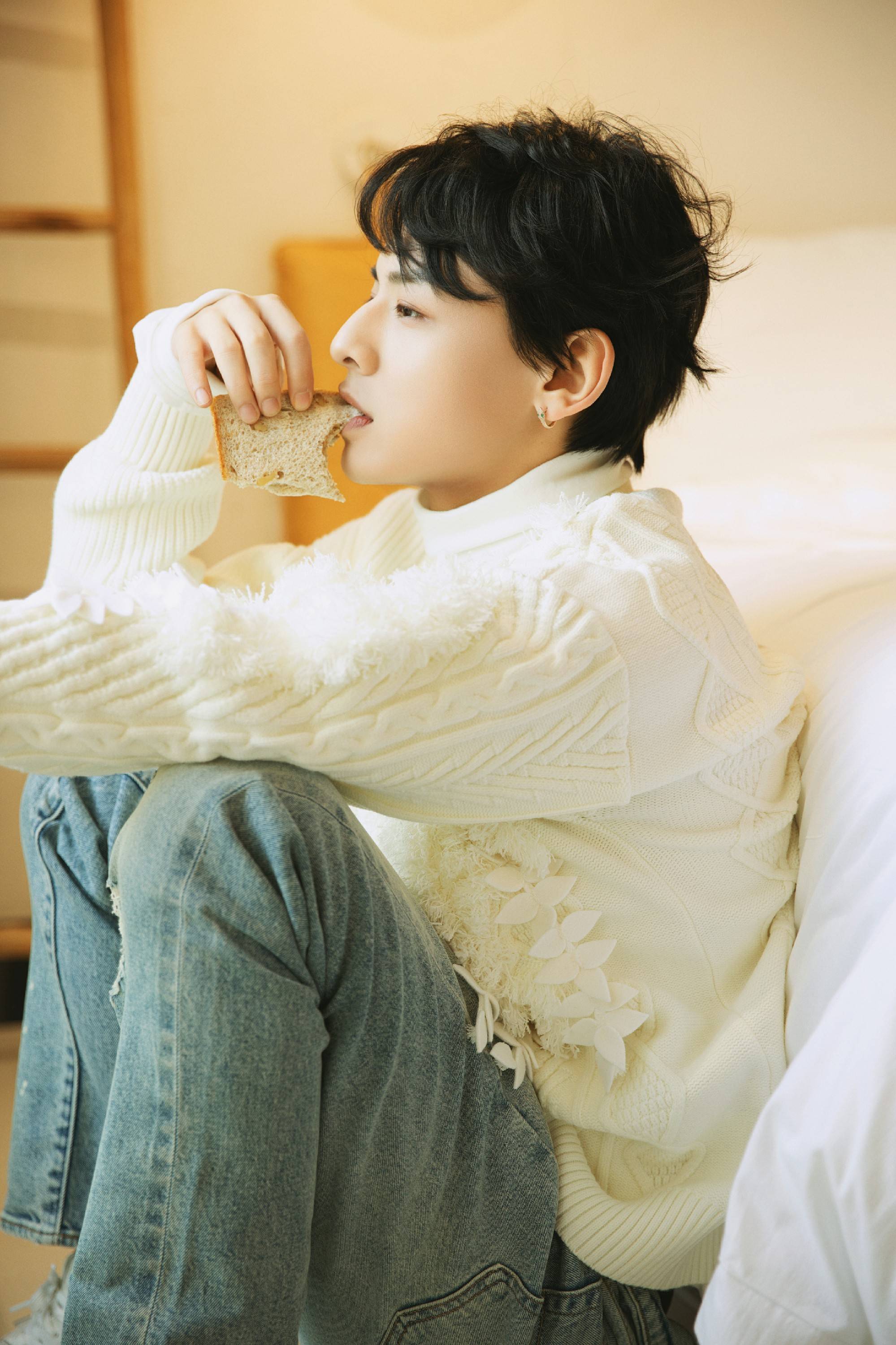 小兰花娱乐旗下演员白澍春日慵懒风写真释出尽现邻家大男孩气质