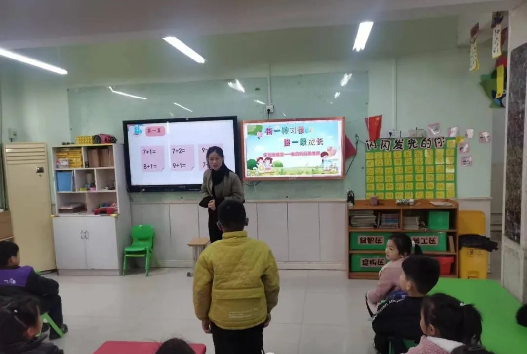 幼小同行双向衔接邓州市城区十一小花洲中心幼儿园开展家长进课堂活动