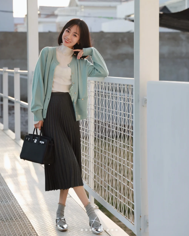 针织衫搭配裙子会非常显温柔,而且非常有女性化的搭配方式.