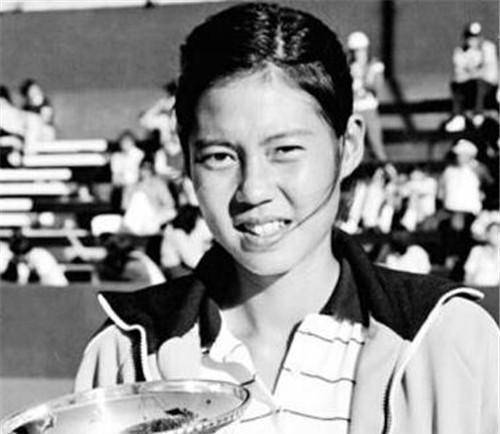 原创她在比赛时叛逃美国入美籍后还称不会再回国如今回国捞金