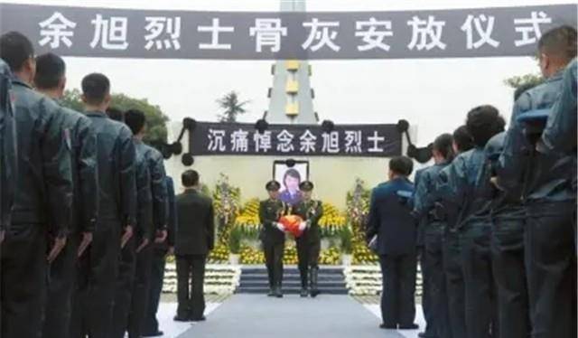 原创空军英烈余旭同志墓一年四季鲜花环绕墓碑前还放着战机模型