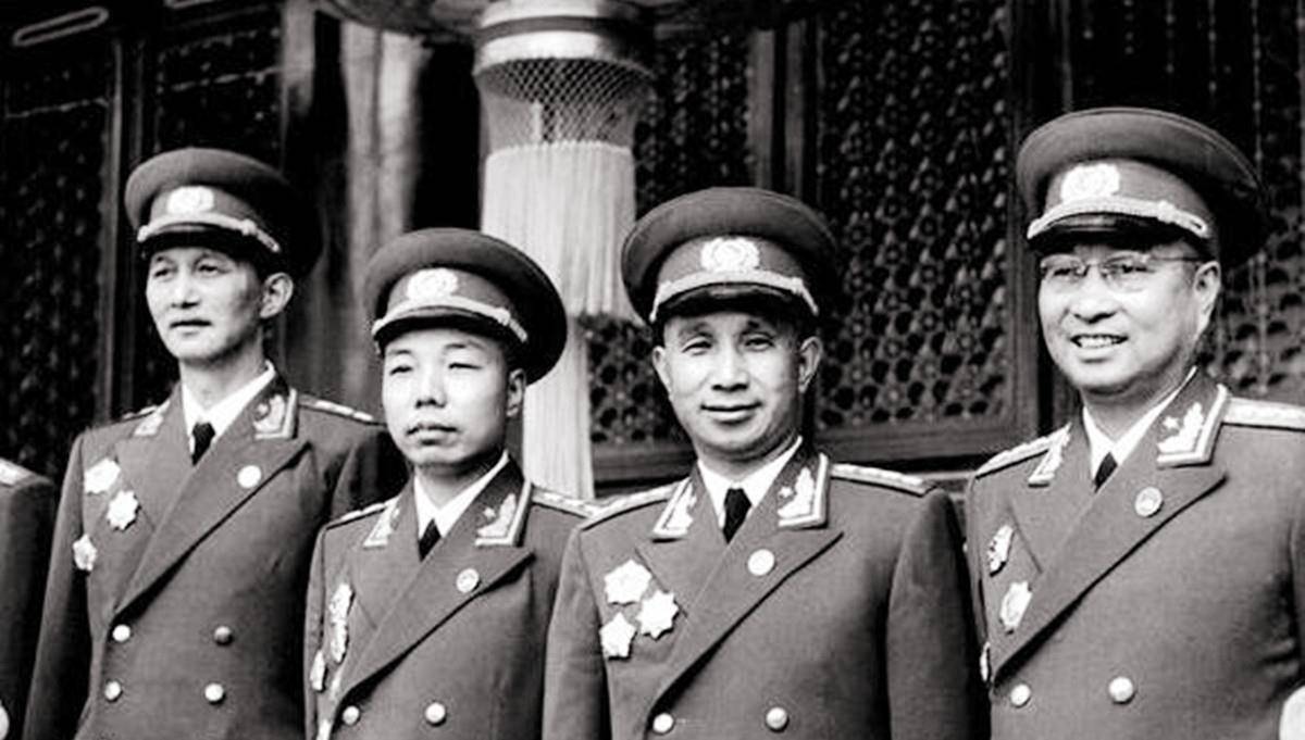 原创55年授衔时四野18位军长7位授上将为何三野军长大多是中将
