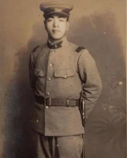 原创民国盲人摸骨大师叱咤政界算命五十年晚年被女助手揭底秘密