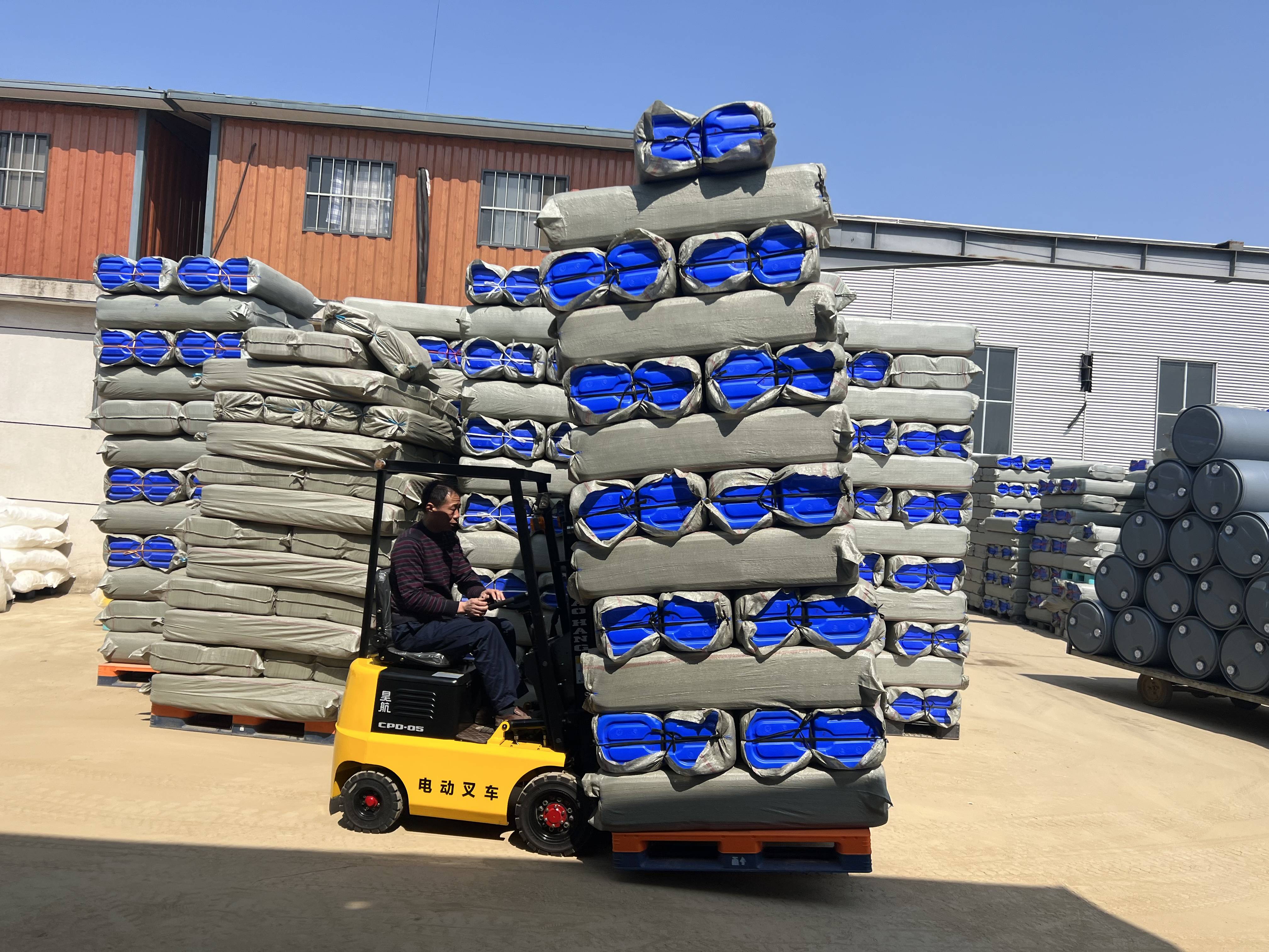 小型电动叉车0.5吨货叉有多重啊(昊航迷你叉车)