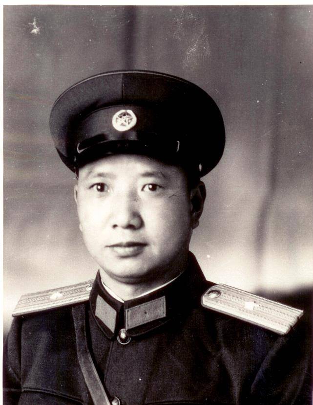 身着55式军服佩戴武装带的校官"55式"军服使用期从1955年到1965年.