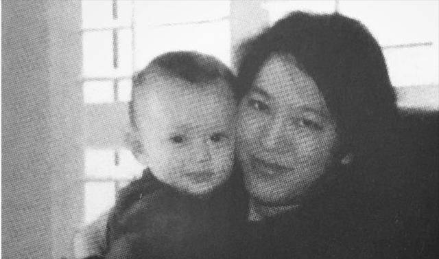 原创美国华裔作家张纯如葬礼曾为30万冤魂奔命父母白发人送黑发人