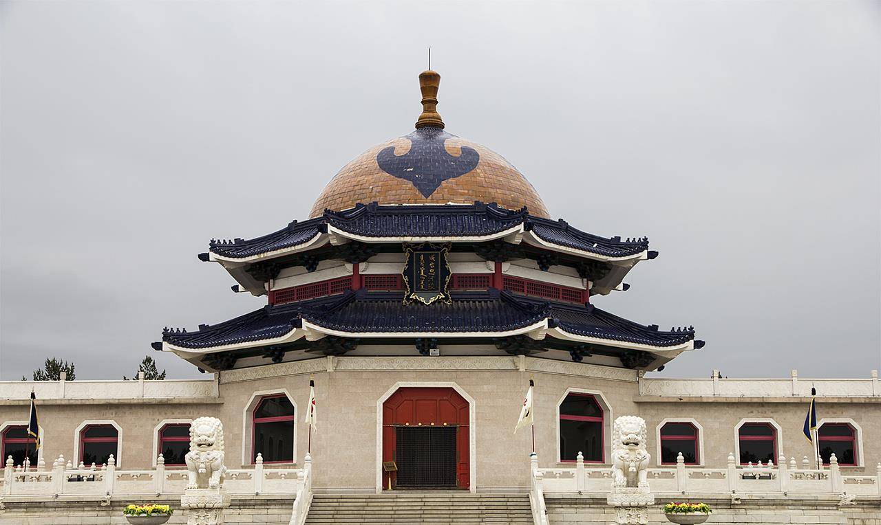 的确耸立着三座蒙古包式的宫殿