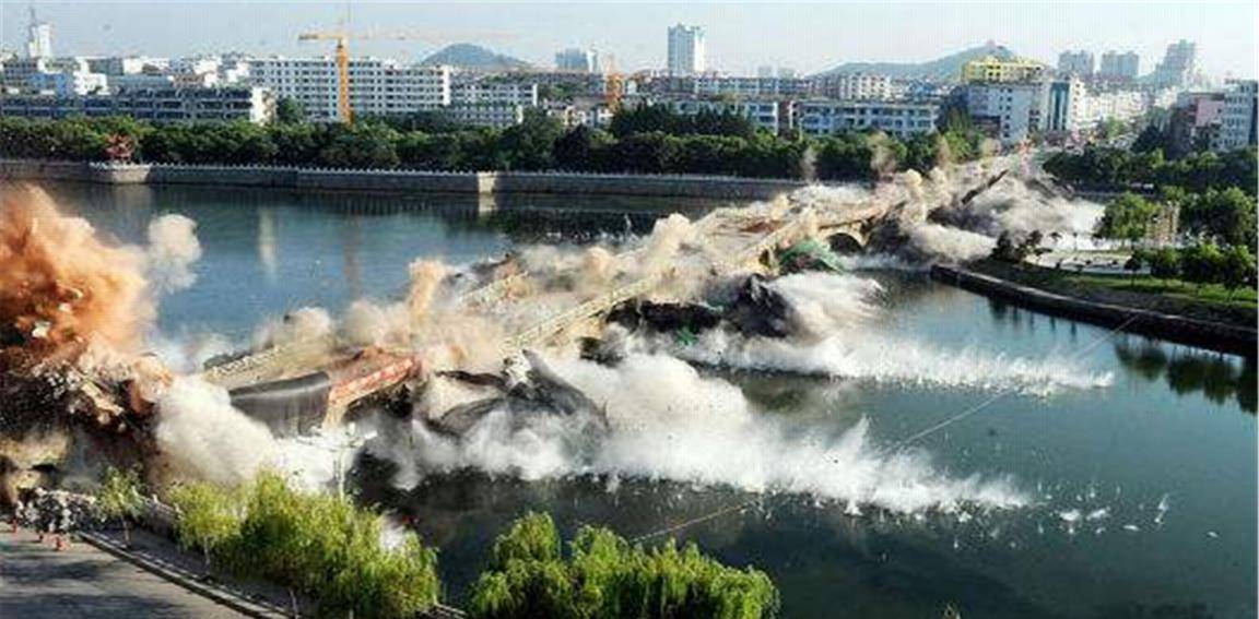 为了确保爆破成功,施工队在简阳沱江大桥2000多个洞孔中放入了380公斤