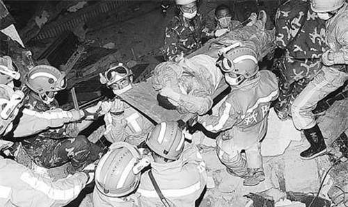 7岁女孩紧抱大树9小时获救,如今她的职业令人自豪_江珊_汶川_中国人