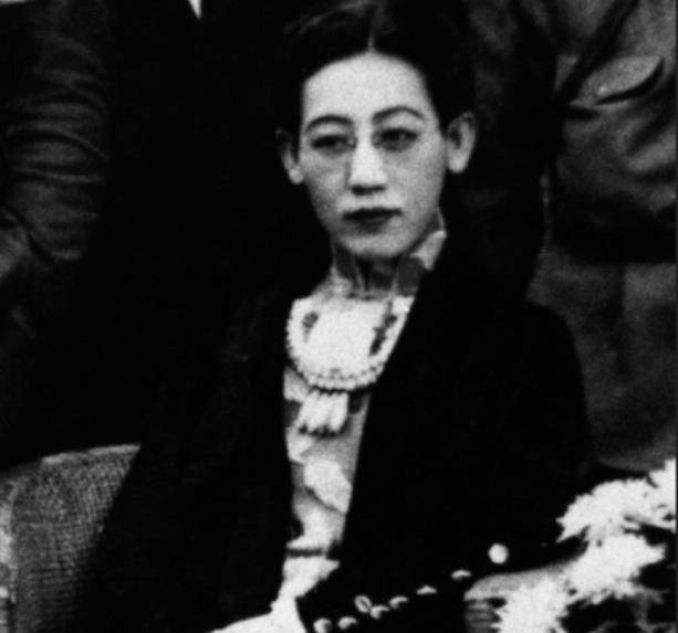 原创川岛芳子被捕时骨瘦如柴蓬头乱发全身多处针孔犹如老太婆