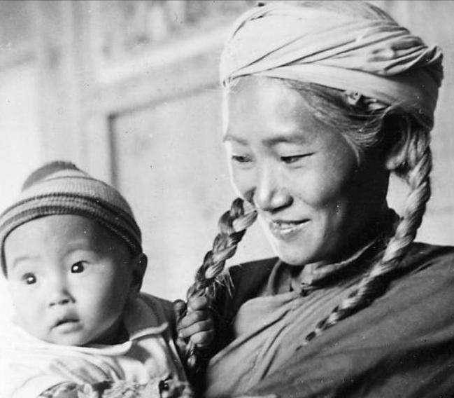 原创真实版白毛女躲入断头山17年浑身赤裸满头白发事迹堪称传奇