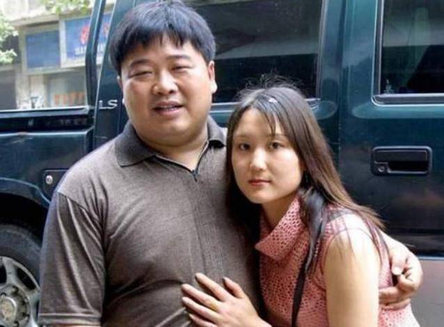 原创重庆富豪唐毅7岁失去双腿如今身价上亿娶17米娇美秘书