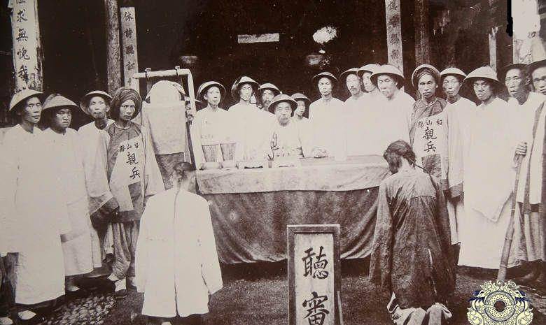 原创清朝罕见老照片富家子弟正狎妓抽鸦片图3是知县大人审案现场