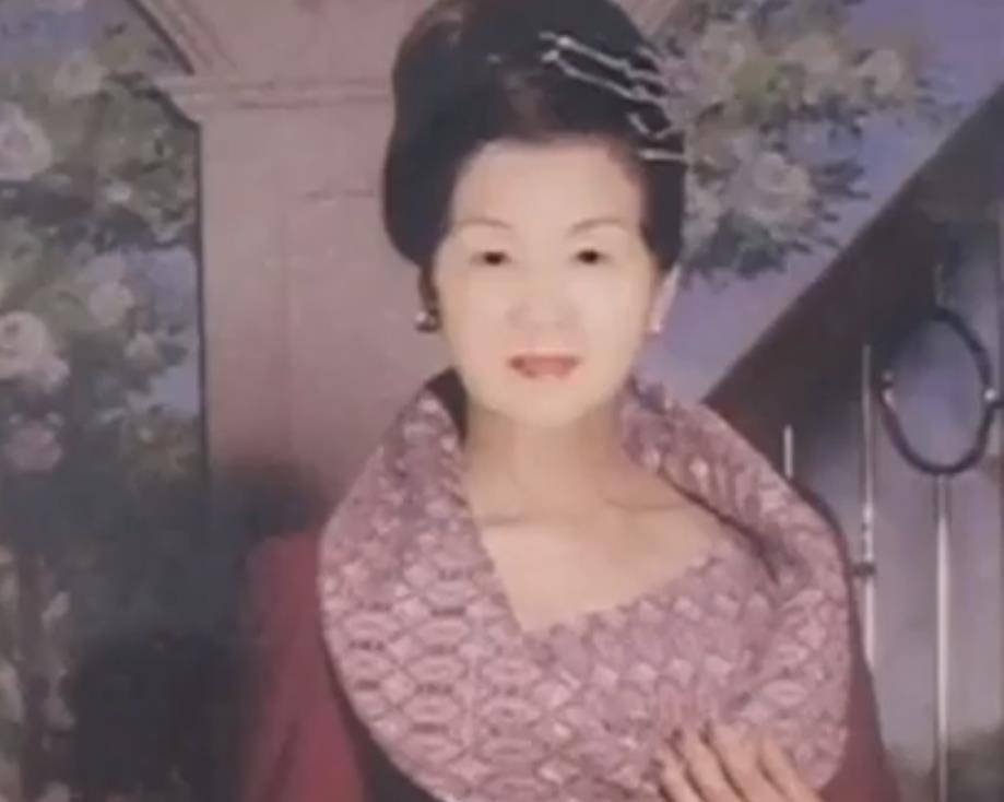 吴胜明的初恋叫于萍,是山东胶州人,比她大了12岁.