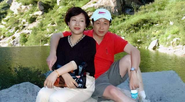 原创罗京逝世11年当初哭到昏厥的妻子嫁富商成阔太儿子已长大成人